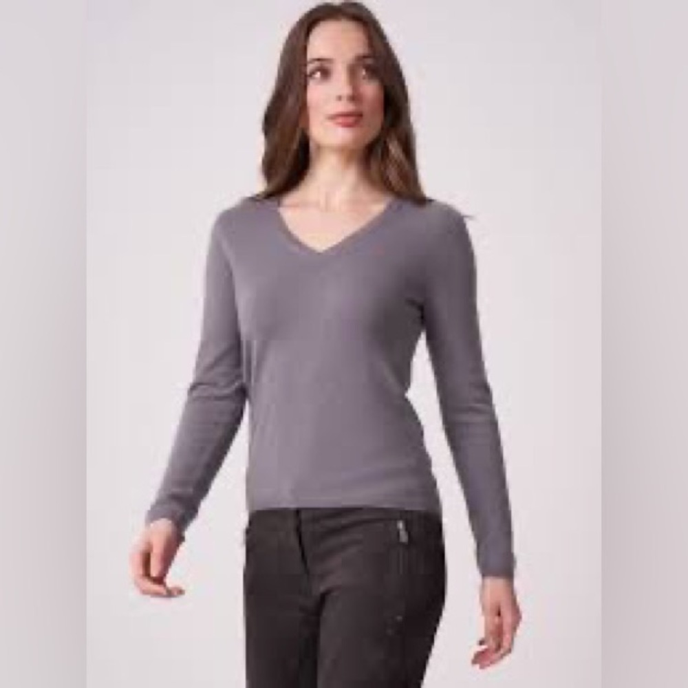 126- Tahari NWT Soft Gray Lightweight Sweater, Size Large